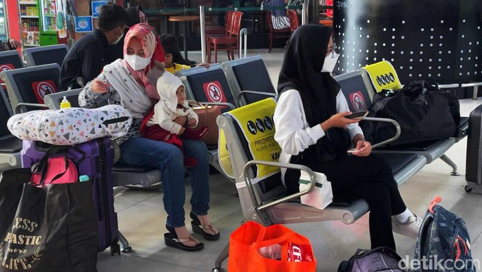 Suasana Stasiun Gambir di Kala PPKM Level 2 DKI Jakarta kembali menerapkan PPKM level 2. Namun suasana di Stasiun KA Gambir masih ramai penumpang yang akan bepergian.