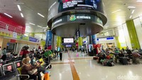 Para penumpang menunggu jadwal keberangkatan di Stasiun Gambir, Jakarta Pusat, Rabu (5/1/2022).
