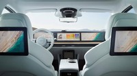 Geser ke bagian interior, mobil ini dibekali tiga layar besar yang melebar di bagian dasbor. Konsol tengah juga dibekali layar sentuh, yang bisa mengontrol sistem pendingin udara. Lalu di belakang kursi depan ada satu set layar yang bisa dinikmati penumpang belakang. Meski terlihat kompak, Vision-S 02 hadir dengan tiga baris tempat duduk. Foto: SONY