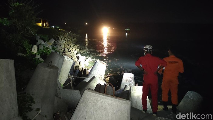 Tim SAR gabungan melakukan pencarian di muara Sungai Serang, Pantai Glagah, Kulon Progo, Rabu (5/1/2022).