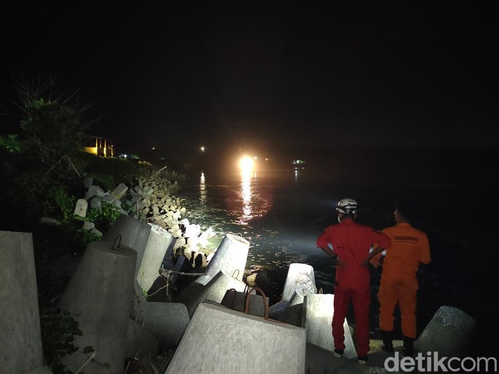 Tim SAR gabungan melakukan pencarian di muara Sungai Serang, Pantai Glagah, Kulon Progo, Rabu (5/1/2022).
