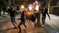 Kendati demikian, tradisi ini sering menuai kontroversi dan ditolak oleh mayoritas masyarakat Spanyol.