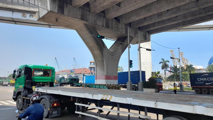 Traffic Light di simpang JICT sudah terpasang.