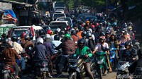 Pada pantauan pukul 08.00 WIB sampai 08.30 WIB, lalu-lintas dari arah Pamulang maupun Ciputat terpantau macet. 
