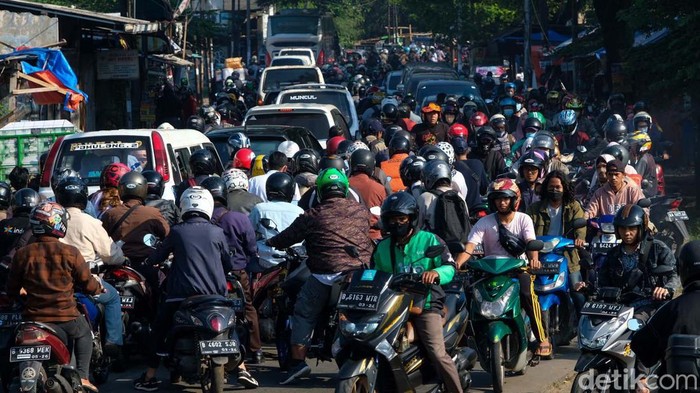 Sebuah truk mogok di dekat pertigaan Sasak Tinggi, Tangerang Selatan. Akibatnya, lalu-lintas menjadi macet.