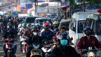 Pesepeda motor saling bersesakan di jalan yang tidak begitu lebar ini. 