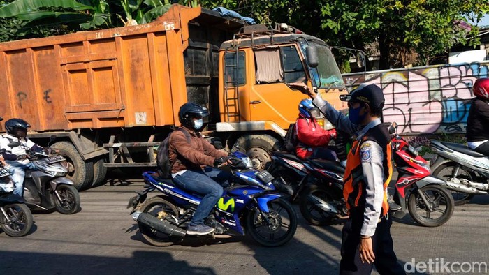 Truk Mogok Dekat Pertigaan Sasak Tangsel, Lalin Macet! Sebuah truk mogok di dekat pertigaan Sasak Tinggi, Tangerang Selatan. Akibatnya, lalu-lintas menjadi macet.
