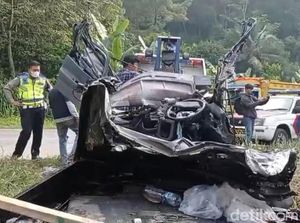 Truk vs Pikap di Jalur Cianjur-Jonggol, Satu Orang Tewas