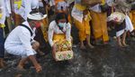 Umat Hindu Bali Gelar Upacara Penyucian Arwah
