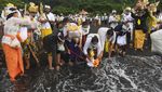 Umat Hindu Bali Gelar Upacara Penyucian Arwah