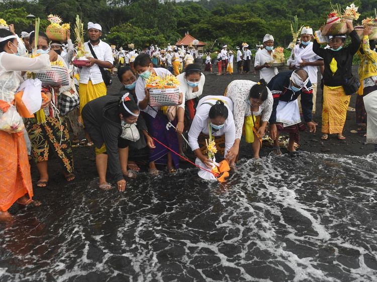 Umat Hindu Bali Gelar Upacara Penyucian Arwah