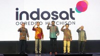 Appointed President Director Indosat Ooredoo Hutchison, Vikram Sinha, Director & Chief Strategy & Execution Officer, Armand Hermawan, Appointed Director & Chief Financial Officer, Nicky Lee Chi Hung, Director & Chief Human Resources Officer, Irsyad Sahroni, dan Director & Chief Regulatory Officer, Muhammad Danny Buldansyah saat berfoto bersama setelah peluncuran identitas baru Indosat Ooredoo Hutchison di Jakarta (4/1/2022).