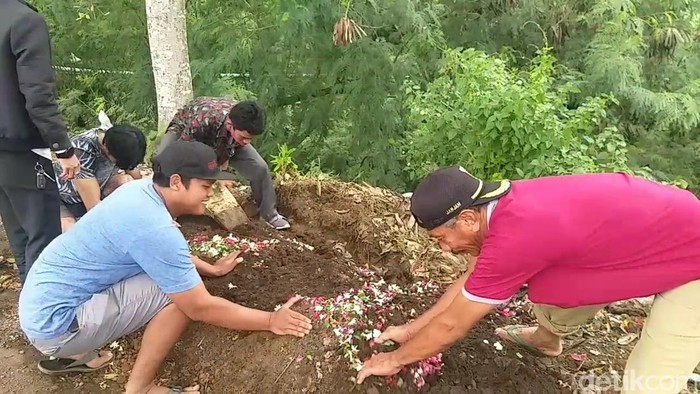viral makam di pinggir jalan di pasuruan