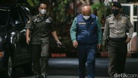 Saat tiba, Pepen sempat disambut oleh pengacaranya, dan terlihat menerima semacam lipatan kertas berwarna putih. Selanjutnya, Pepen langsung masuk ke dalam gedung KPK untuk dilakukan pemeriksaan lebih lanjut.