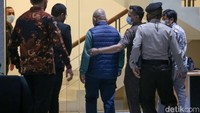 Selanjutnya, Ali menyebut KPK akan segera menentukan tersangka atas dugaan kasus ini. KPK memiliki waktu 24 jam.