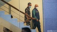 KPK memiliki waktu 1x24 jam untuk menentukan sikap dari hasil pemeriksaan yang masih berlangsung saat ini.