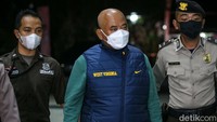Pantauan detikcom, pukul 22.50 WIB, Rabu (5/1/2022), Rahmat Effendi telah sampai di gedung KPK mengenakan jaket rompi berwarna biru tua dan kaos lengan panjang berwarna hijau. Tak sepatah kata pun yang keluar dari pria yang akrab disapa Pepen itu.