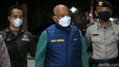 Momen Walkot Bekasi Rahmat Effendi Tiba di KPK