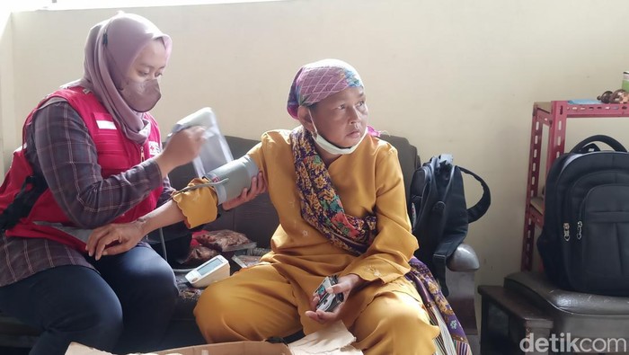 Petugas PMI Banjarnegara memeriksa Zaenab, wanita yang sempat viral karena tidur di jalan