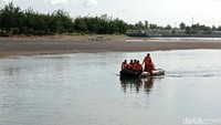 Tim SAR pun mengerahkan empat tim search and rescue unit (SRU) dalam pencarian ini.