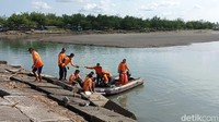 Proses pencarian wisatawan yang hanyut di muara Sungai Serang, kawasan Pantai Glagah, Kulon Progo, Daerah Istimewa Yogyakarta (DIY), terus berlanjut, Kamis (6/1/2020).