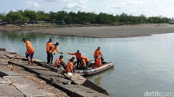 Pencarian Wisatawan yang Hanyut di Pantai Glagah Kulon Progo