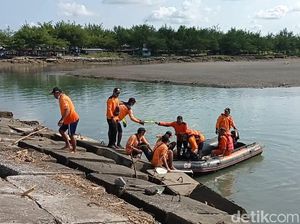 Pencarian Wisatawan yang Hanyut di Pantai Glagah Kulon Progo