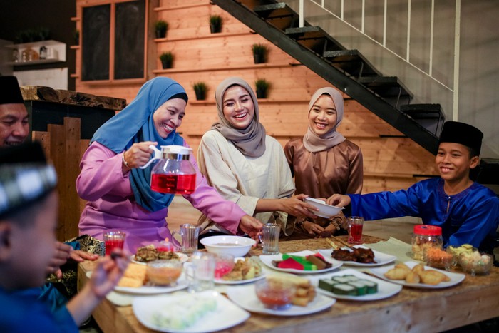 Ajaran Islam Untuk Menjamu Tamu dengan Makanan yang Baik Ajaran Islam Untuk Menjamu Tamu dengan Makanan yang Baik