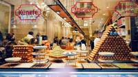 Mengunjungi berbagai spot wisata dan mencoba kuliner lezat di Turki, Anang Hermansyah begitu menikmati waktu berliburnya. Dirinya bahkan membagikan foto sebuah toko kue khas Turki dan memperlihatkan hidangan kunafe yang menggunung. Foto: Instagram/ananghijau