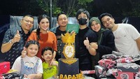 Sosok ayah yang begitu hangat dengan keluarga ini selalu manis. Setiap ulang tahun anggota keluarga tidak boleh ada yang terlupakan. Foto: Instagram/ananghijau