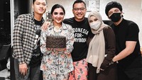 Terlebih ketika ulang tahun istri tercintanya. Walaupun menggunakan celana pendek dan baju tidur, terlihat sekali kebahagian Anang Hermansyah saat bersama keluarganya. Foto: Instagram/ananghijau