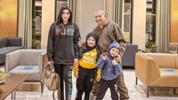 Anang Hermansyah bersama keluarganya baru selesai liburan ke Turki. Kunjungi Cappadocia, Anang dan seluruh anggota keluarga nikmati momen naik balon udara. Foto: Instagram/ananghijau