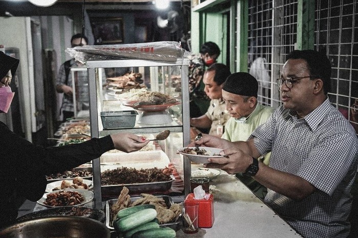 Anies Baswedan makan di warteg peong Makan Siang di Warteg Peong, Anies Baswesan Bikin Warteg Makin Ramai Pembeli