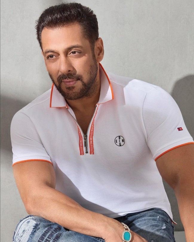 Salman Khan sudah menjalani empat kali transplantasi rambut, di mana satu prosedur pertama yang dilakukan di India hasilnya tidak memuaskan karena meninggalkan bekas luka di belakang kepala. Artis Bollywood ini kemudian melakukan transplantasi ulang di Dubai. Foto: Instagram