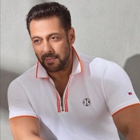 Salman Khan sudah menjalani empat kali transplantasi rambut, di mana satu prosedur pertama yang dilakukan di India hasilnya tidak memuaskan karena meninggalkan bekas luka di belakang kepala. Artis Bollywood ini kemudian melakukan transplantasi ulang di Dubai. Foto: Instagram