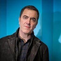 Aktor James Nesbitt melakukan transplantasi rambut sebanyak 6 kalidi sebuah klinik di Dubai. Dilansir Skalptec, prosedur penumbuhan rambut tersebut membuatnya lebih percaya diri hingga membantu karier aktingnya lebih menanjak. Sejak garis rambutnya diperbaiki, James mendapat banyak tawaran untuk memainkan peran utama. Foto: Instagram