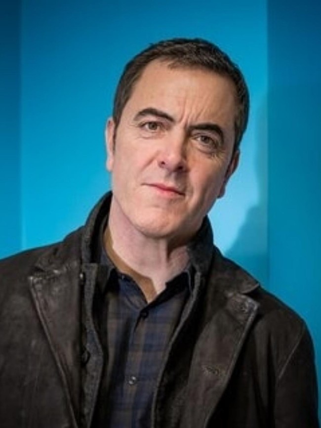Aktor James Nesbitt melakukan transplantasi rambut sebanyak 6 kalidi sebuah klinik di Dubai. Dilansir Skalptec, prosedur penumbuhan rambut tersebut membuatnya lebih percaya diri hingga membantu karier aktingnya lebih menanjak. Sejak garis rambutnya diperbaiki, James mendapat banyak tawaran untuk memainkan peran utama. Foto: Instagram