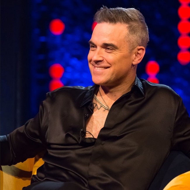 Robbie Williams melakukan transplantasi rambut pada 2013. Seperti dikutip dari Buzzfeed, penyanyi 47 tahun ini mengaku sebenarnya tidak terlalu memerlukan transplantasi rambut. Ia melakukannya hanya karena bosan saat tinggal di Los Angeles. Foto: Instagram