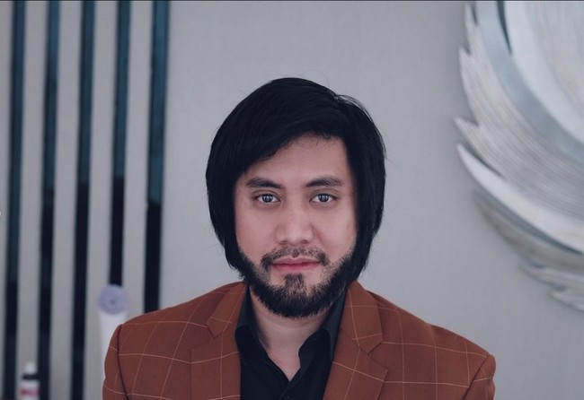 Turki juga jadi negara tujuan Kevin Aprilio untuk transplantasi rambut. Musisi muda ini ingin menambah volume rambut pada area dahinya yang lebar. Selain di kepala, Kevin juga transplantasi rambut di jenggot dan kumis. Foto: Instagram