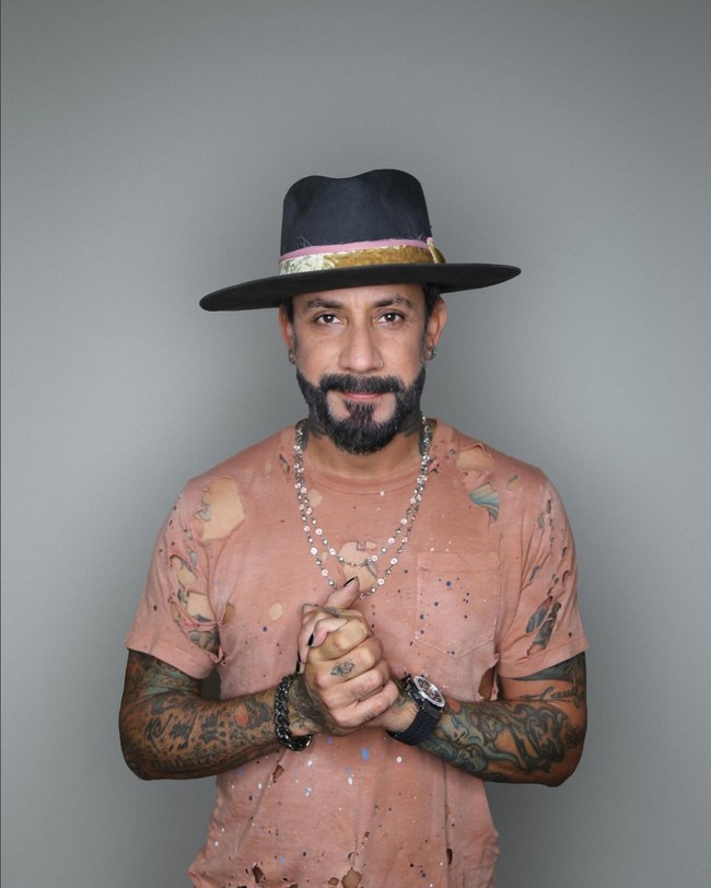 Personil Backstreet Boys A.J. McLean mengaku menjalani transplantasi rambut dan memperlihatkan foto before-after di Instagram. “Beberapa wanita operasi payudara dan sebagian pria implan rambut semua dilakukan agar mereka bahagia! Ini satu yang aku lakukan dan aku sangat senang,” tulisnya. Foto: Instagram