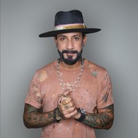 Personil Backstreet Boys A.J. McLean mengaku menjalani transplantasi rambut dan memperlihatkan foto before-after di Instagram. “Beberapa wanita operasi payudara dan sebagian pria implan rambut semua dilakukan agar mereka bahagia! Ini satu yang aku lakukan dan aku sangat senang,” tulisnya. Foto: Instagram