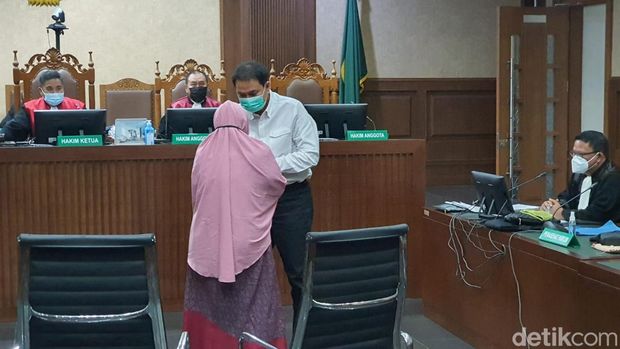 Azis Syamsuddin Nangis