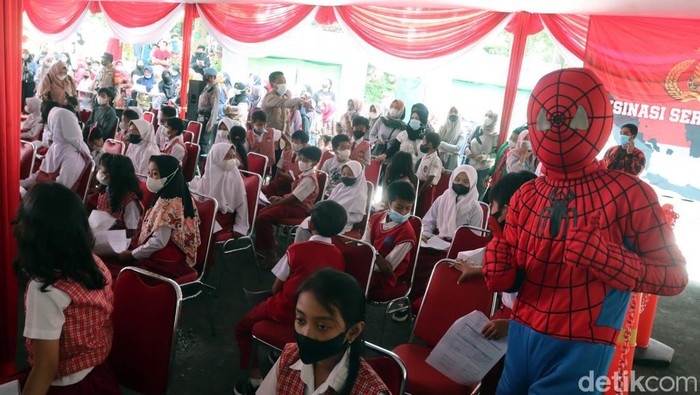 Badut Hingga 'Spiderman' Hibur Anak-anak yang Divaksin Vaksinasi COVID-19 untuk anak 6-11 tahun digelar di Obyek Wisata Taman Ir H Djuanda, Bandung. Badut hingga 'spiderman' dihadirkan untuk menghibur anak-anak.
