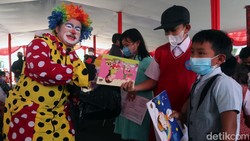 Vaksinasi COVID-19 untuk anak 6-11 tahun digelar di Obyek Wisata Taman Ir H Djuanda, Bandung. Badut hingga spiderman dihadirkan untuk menghibur anak-anak.