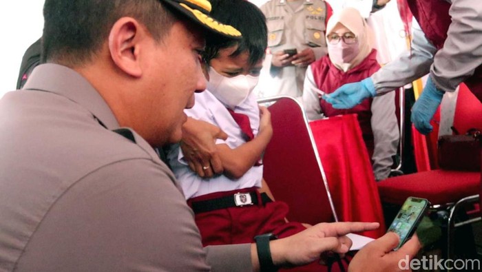 Vaksinasi COVID-19 untuk anak 6-11 tahun digelar di Obyek Wisata Taman Ir H Djuanda, Bandung. Badut hingga 'spiderman' dihadirkan untuk menghibur anak-anak.