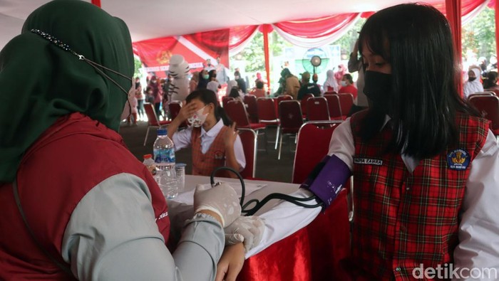 Badut Hingga 'Spiderman' Hibur Anak-anak yang Divaksin Vaksinasi COVID-19 untuk anak 6-11 tahun digelar di Obyek Wisata Taman Ir H Djuanda, Bandung. Badut hingga 'spiderman' dihadirkan untuk menghibur anak-anak.