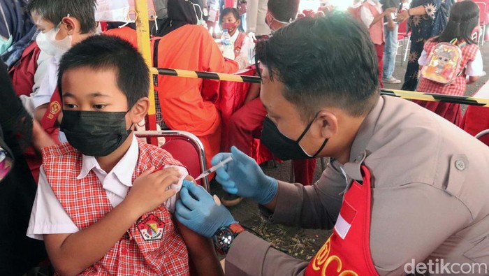 Vaksinasi COVID-19 untuk anak 6-11 tahun digelar di Obyek Wisata Taman Ir H Djuanda, Bandung. Badut hingga spiderman dihadirkan untuk menghibur anak-anak.