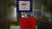 Seperti diketahui, lonjakan kasus COVID-19 di Prancis dipicu oleh varian Omicron yang diketahui lebih muda menular. AP Photo/Daniel Cole. 