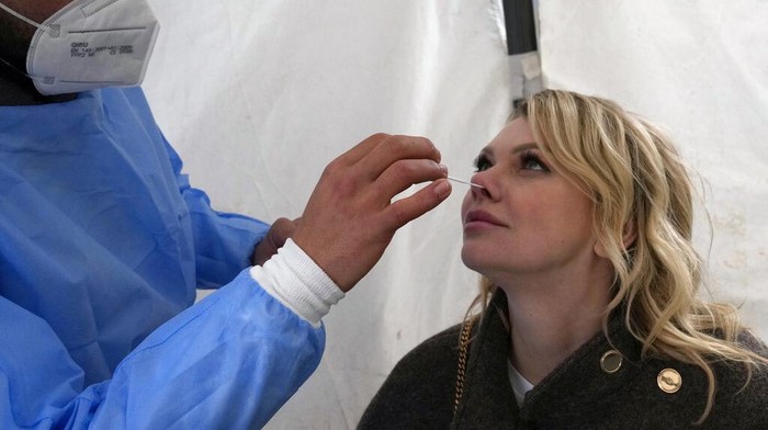 Lonjakan kasus COVID-19 di Prancis belum mereda. Belum lama ini Menteri Kesehatan, Olivier Veran sebut ada 335 ribu kasus COVID-19 baru di Prancis dalam sehari.