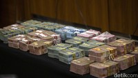 Uang tersebut terdiri dari pecahan Rp 50.000 dan Rp 100.000.